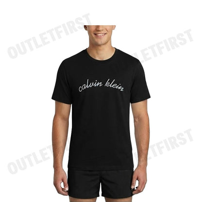 CALVIN KLEIN JEANS รุ่น SCRIPT LOGO GRAPHIC CLASSIC T-SHIRT CODE: 4RC834G UB1 เสื้อยืดแขนสั้น เสื้อคอกลม เสื้อผู้ชาย